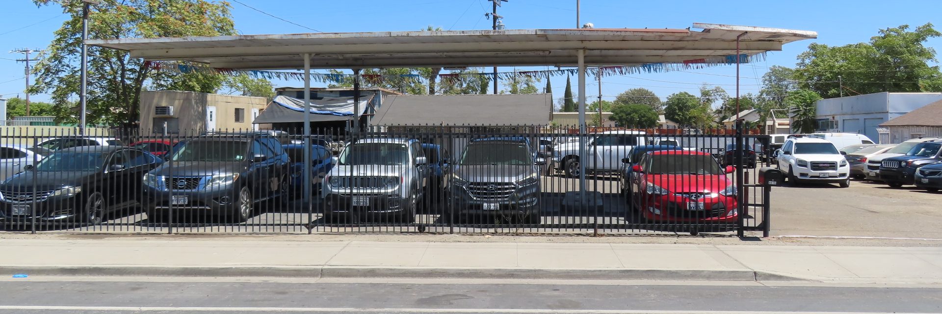 El lote de Art's Auto Sales visto desde la calle en Hanford